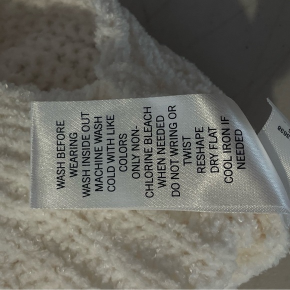 SO White V-Neck Sweater long sleeve size medium very soft - Picture 6 of 7